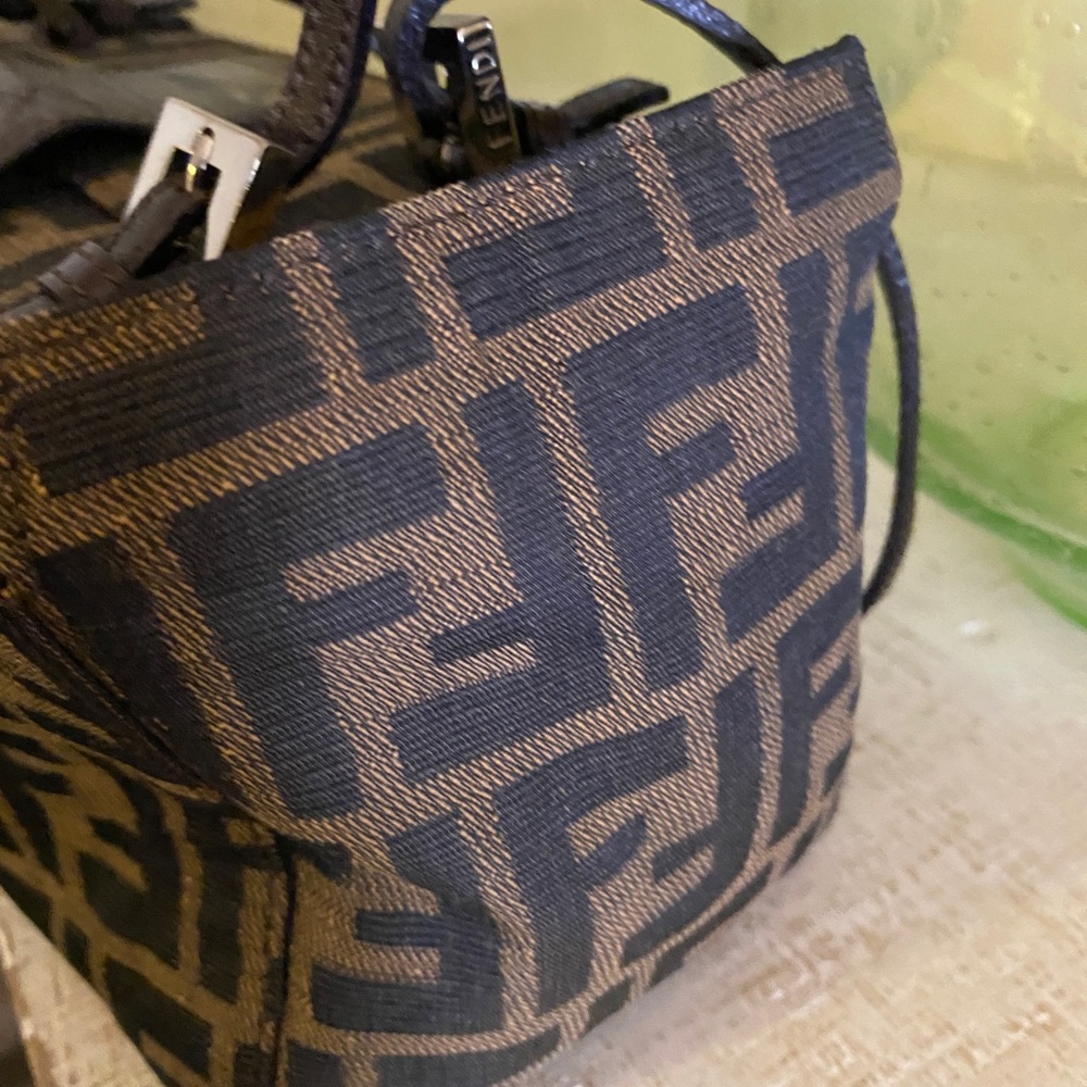 Vintage Fendi bag!  Great condition!!! - Picture 2 of 8